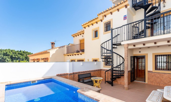 Almayate Bajo Villa | Holiday Home "Mar y Montañas Almayate" with Sea View, Pool & Wi-Fi