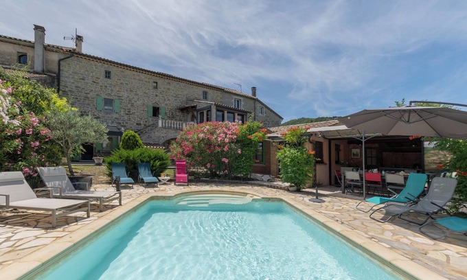 Courry House | Holiday Home 'Mas Le Bragalou' with Mountain View, Private Pool and Wi-Fi