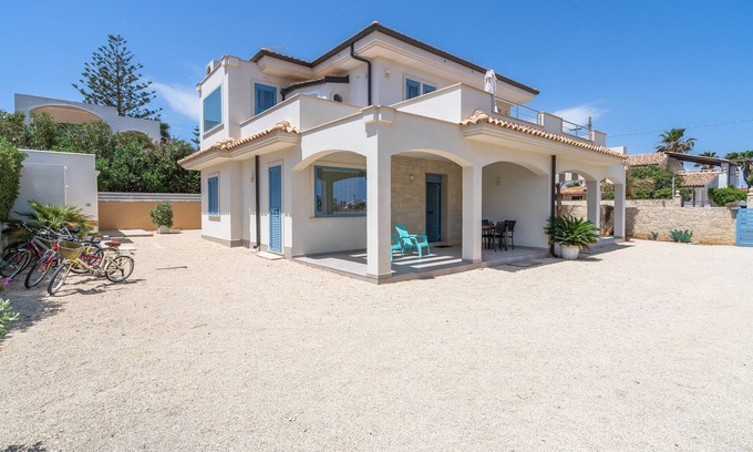 San Lorenzo House | Holiday Home "MisMar 1" with Sea View, Garden & Wi-Fi