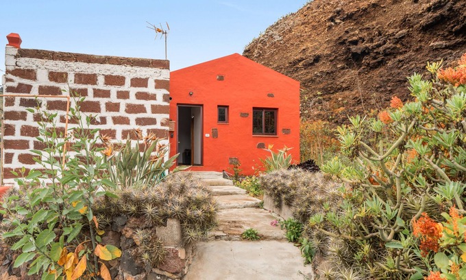Mocanal House | Holiday Home 'Montaña De Aguarijo' with Mountain View, Private Terrace and Wi-Fi