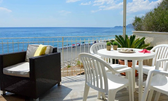 Forza d'Agro House | Holiday Home "Movida Sea" with Sea View, Balcony & Wi-Fi