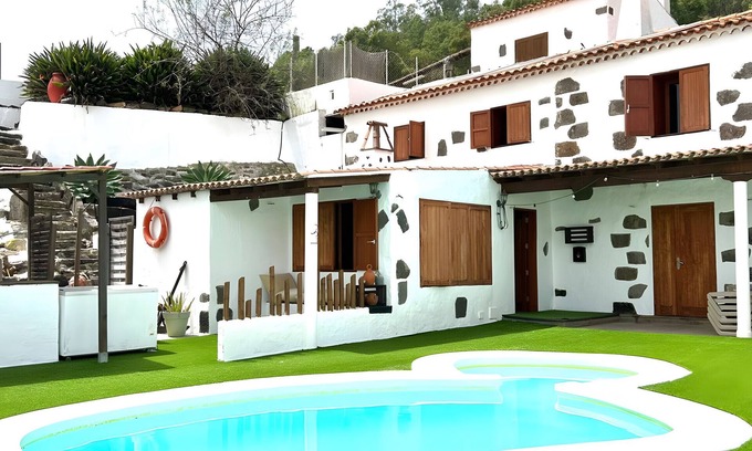 Arucas House | Holiday Home 'Ohana Paula' with Sea View, Private Pool and Private Terrace