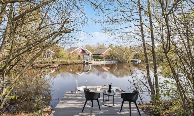 Twist House | Holiday home on a small lake with jetty and garden