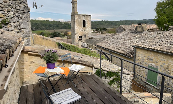 Verfeuil House | Holiday Home 'Orange - Paradis De Provence' with Mountain View, Private Terrace and Wi-Fi