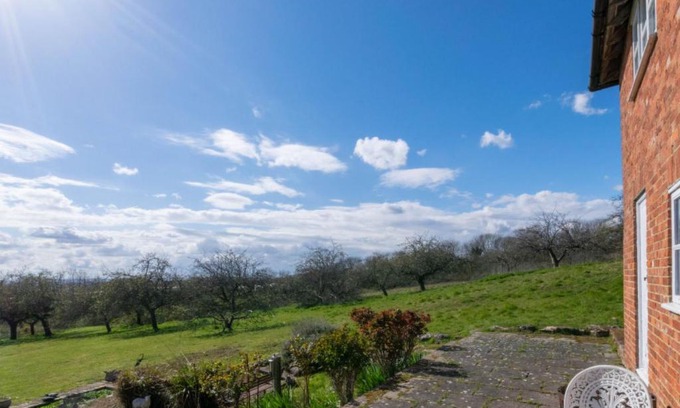 Maidstone House | Holiday Home Orchard Cottage by Interhome