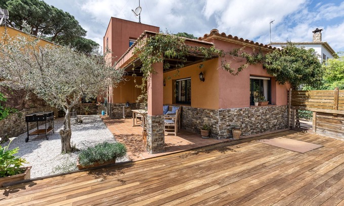 Mont-Ras House | Holiday Home 'Ras' with Private Terrace, Wi-Fi and Air Conditioning
