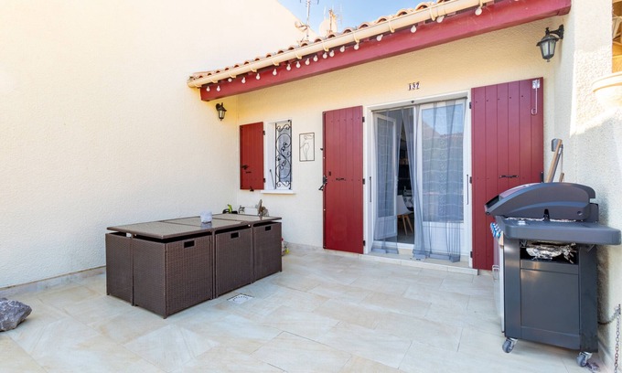 Leucate House | Holiday Home 'Residence Naturiste Eden' with Sea View, Private Terrace and Wi-Fi