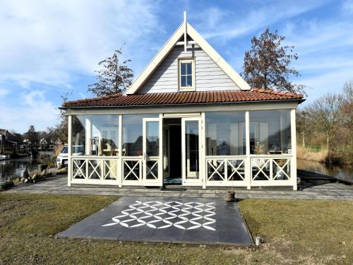 Municipality of Nissewaard House | Holiday Home Simonshaven by Lake Beach
