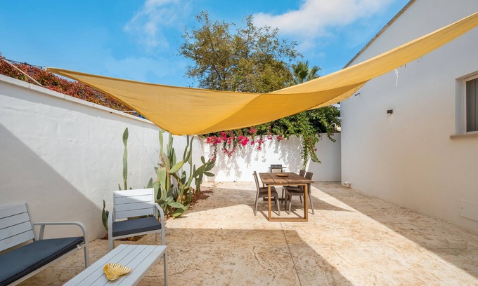 Torre Lapillo House | Holiday Home 'Suite Splendor Lux' with Shared Garden, Wi-Fi and Air Conditioning