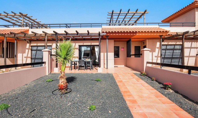 La Oliva House | Holiday Home 'Sunny Home' with Pool, Garden & Wi-Fi