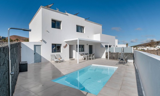 Uga House | Holiday Home 'Tranquility Among Volcanoes' with Private Pool, Shared Terrace and Wi-Fi