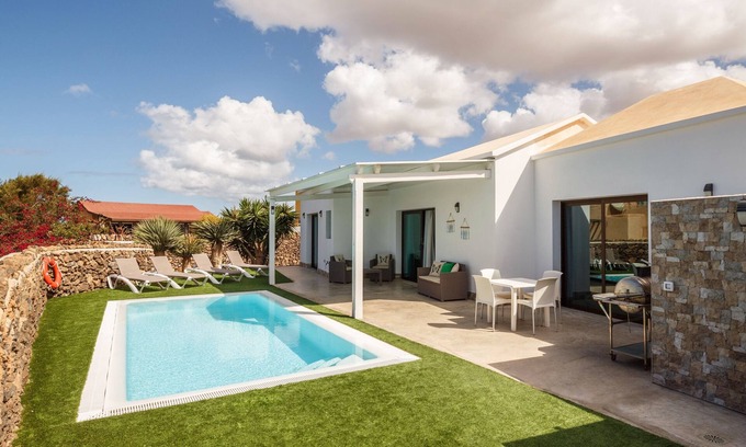 La Oliva Villa | Holiday Home “Villa Era” with Garden, Pool, Terrace & Wi-Fi