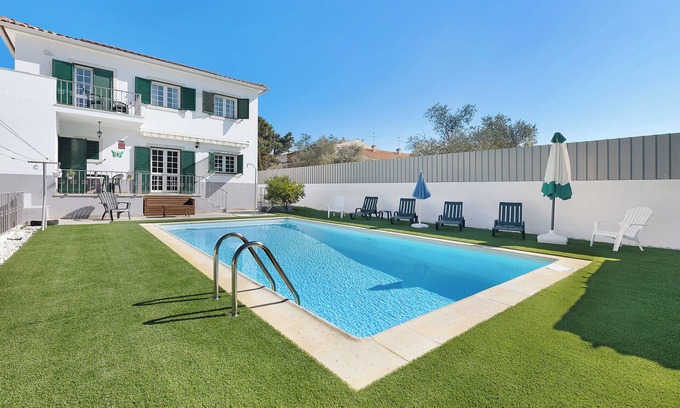 Vila Nogueira de Azeitao Villa | Holiday Home Villa As Cumadres with Mountain View, Pool, Garden & Wi-Fi