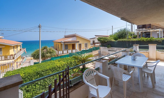 Gallina House | Holiday Home "Villa Clara" with Sea View, Covered Terrace & Garden