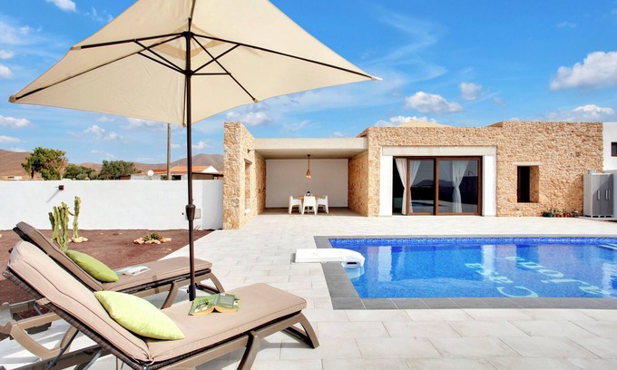 Tiscamanita Villa | Holiday Home Villa Rural Sajoná with Sea Views, Pool and Wi-Fi