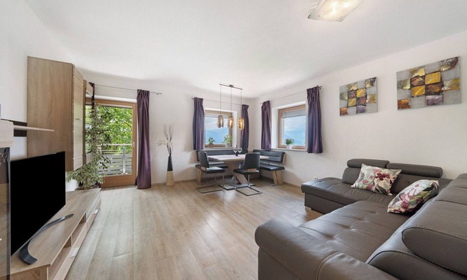 Salonetto House | Holiday Home 'Villa Reny' with Mountain View, Private Terrace and Wi-Fi