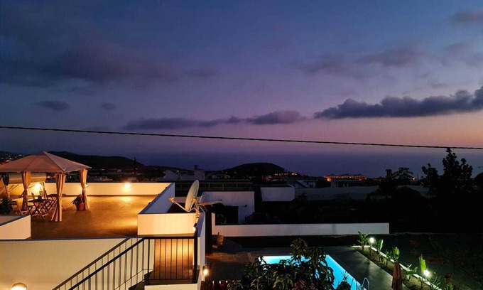 Los Llanos de Aridane Villa | Holiday Home 'Villa Tino- Casa M' with Mountain View, Shared Pool and Wi-Fi