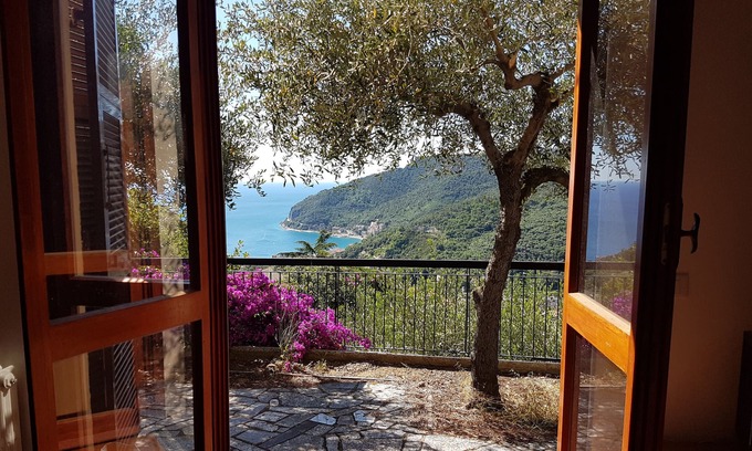 Voze House | Holiday Home 'Villino Bougainvillea' with Sea View, Private Terrace and Wi-Fi