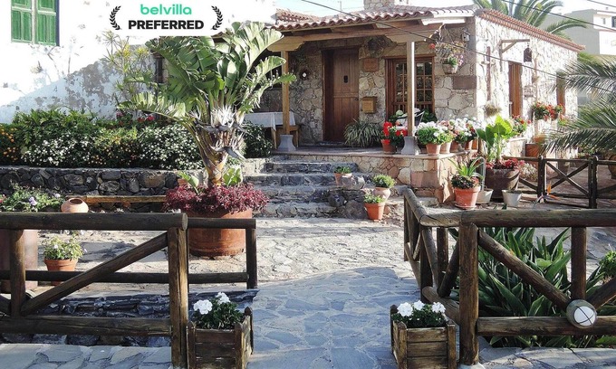 Guia de Isora House | Holiday Home with Private Indoor Pool