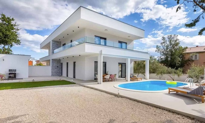 Barbariga House | Holiday home with air conditioning and outdoor pool