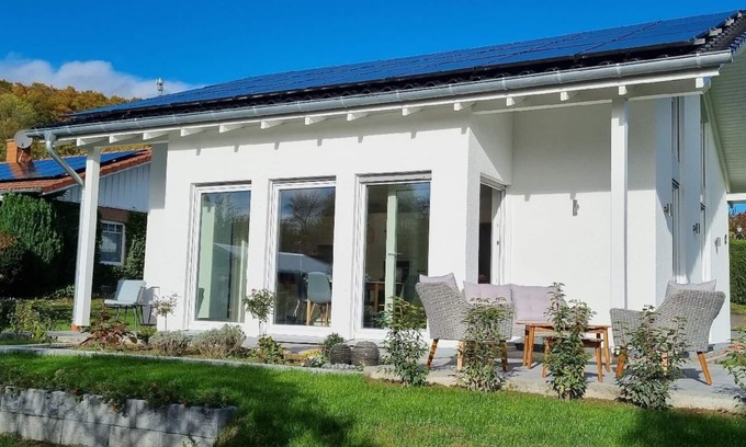 Vorden House | Holiday home with bay window on a large plot