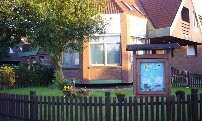 Neuharlingersiel Apartment | Holiday home with view to the dike (100m)