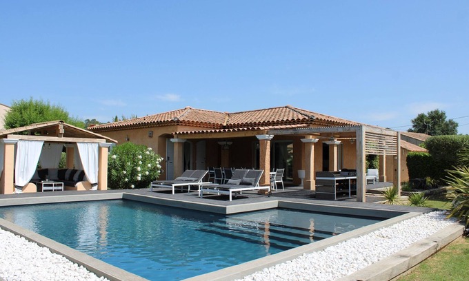 Dauphin House | Holiday home with large garden and pool