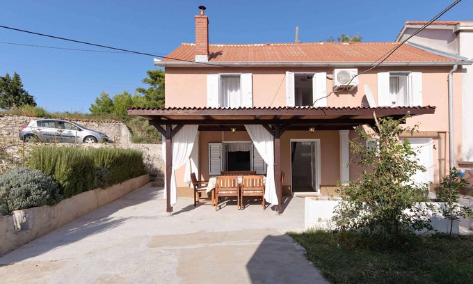 Lopar House | Holiday home with terrace and barbecue
