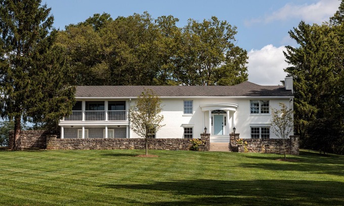 Midway House | HOLIDAY HOUSE - Kentucky Bluegrass Home on Champion Thoroughbred Farm