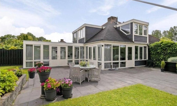 Stavenisse House | Holiday house Stavenisse for 1 - 5 persons with 3 bedrooms - Row house