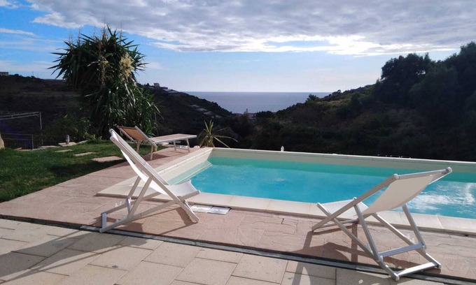 Pompeiana House | Holiday house with 3 apartments with private garden with sea view and swimming pool!