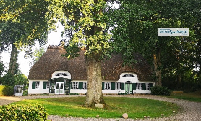 Norderbrarup Apartment | Holiday in historic thatched-roof estate from 1750