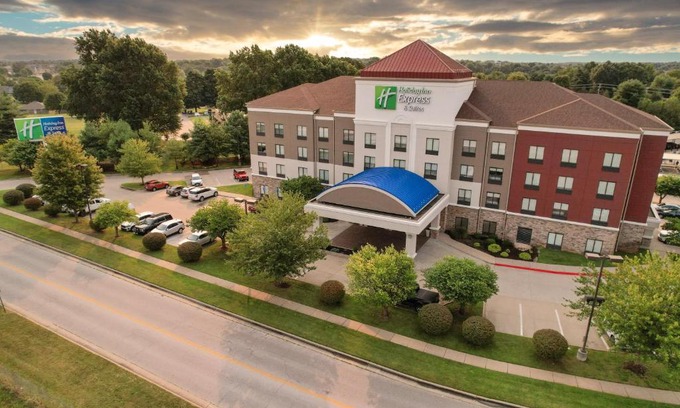 Springfield Hotel | Holiday Inn Express and Suites Springfield Medical District by IHG