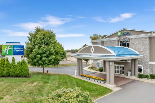 Newington Hotel | Holiday Inn Express Hartford-Newington by IHG