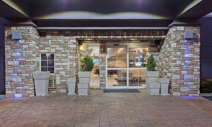 Oakland Hotel | Holiday Inn Express Hotel & Suites Oakland-Airport by IHG