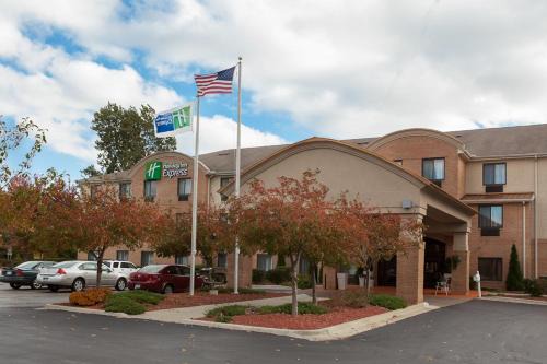 Canton Hotel | Holiday Inn Express Hotel & Suites Canton by IHG