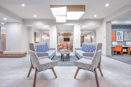 Oak Cliff Hotel | Holiday Inn Express Hotel & Suites Dallas West by IHG