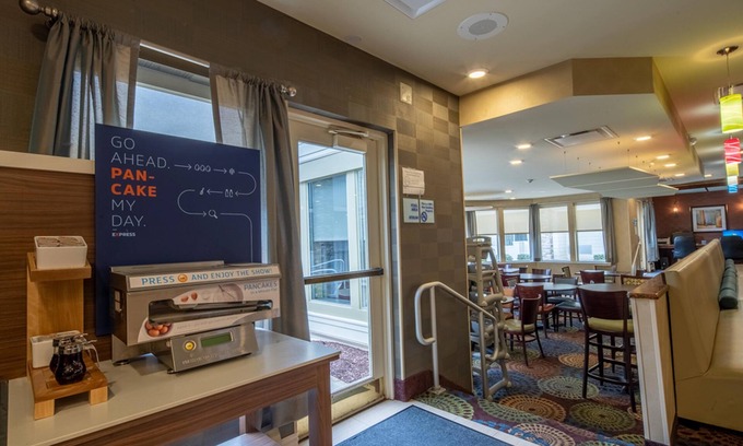 South Hills Hotel | Holiday Inn Express Hotel & Suites Pittsburgh Airport by IHG