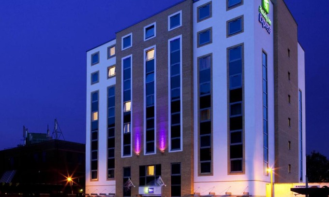 Watford Hotel | Holiday Inn Express London - Watford Junction by IHG