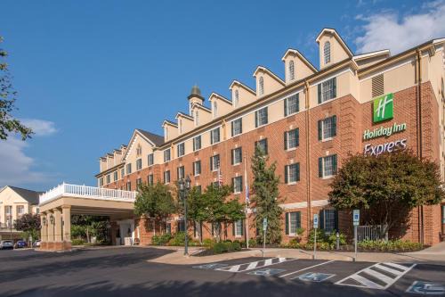 State College Hotel | Holiday Inn Express State College at Williamsburg Square by IHG