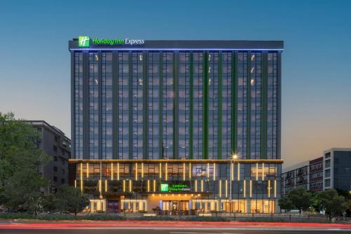Longhua District Hotel | Holiday Inn Express Shenzhen Longhua by IHG