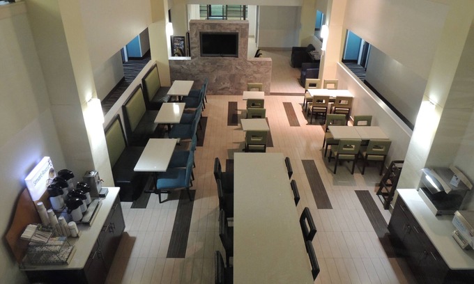 New Castle Hotel | Holiday Inn Express & Suites Birmingham Trussville by IHG