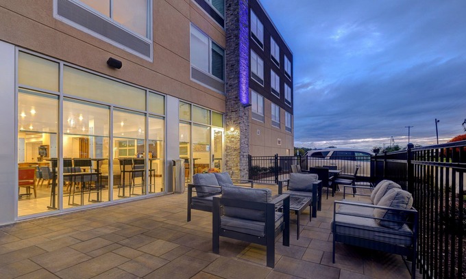 Dearborn Hotel | Holiday Inn Express & Suites Detroit Dearborn by IHG