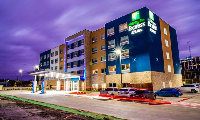 Dallas Hotel | Holiday Inn Express & Suites - Dallas Market Center by IHG