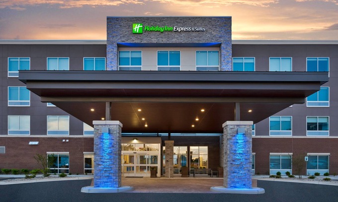 Grand Rapids Hotel | Holiday Inn Express & Suites Grand Rapids Airport - South by IHG