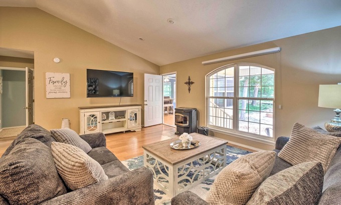 Eureka Springs House | Holiday Island Home: Fire Pit & Boat Parking!