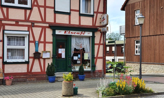 Hasselfelde Apartment | Holiday room Eiscafé Hartmann - holiday room with double bed
