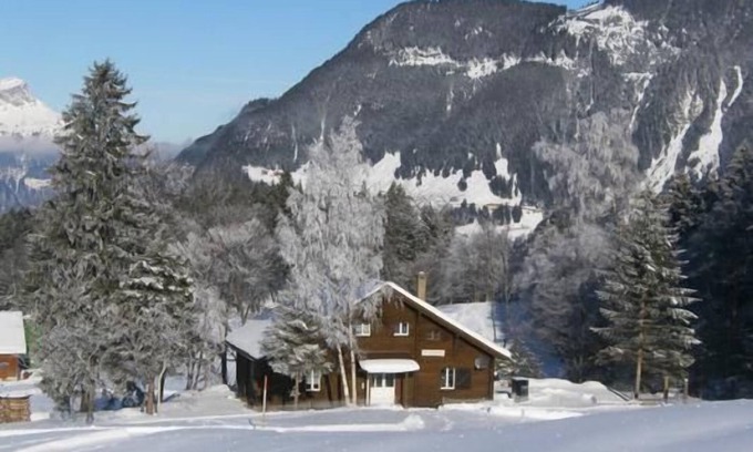 Buerglen Ski Chalet | Holidays in the green on the left