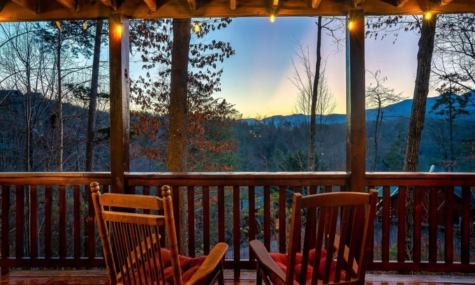 Gatlinburg - Pigeon Forge Cabin | Holidays in the Smokies: Arcade, Hot-Tub, BBQ, Theater, EZ Roads, Fall Colors