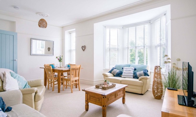 Porthcawl Apartment | Holidays, visiting family, work, golf, surfing